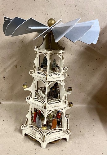 Alt pyramide mit massefiguren - mit,